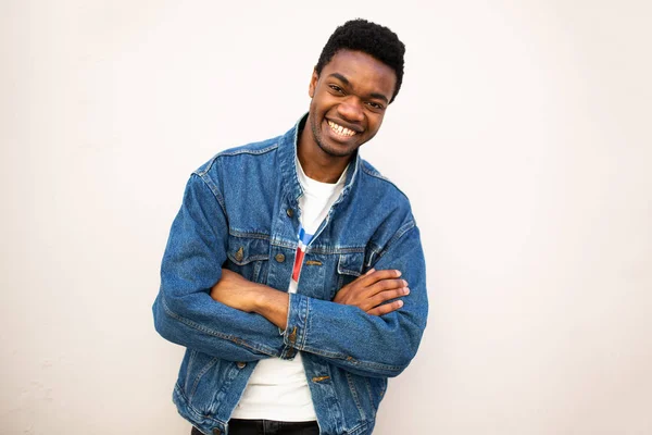 Porträt Eines Coolen Afrikanisch Amerikanischen Jungen Mannes Mit Verschränkten Armen — Stockfoto