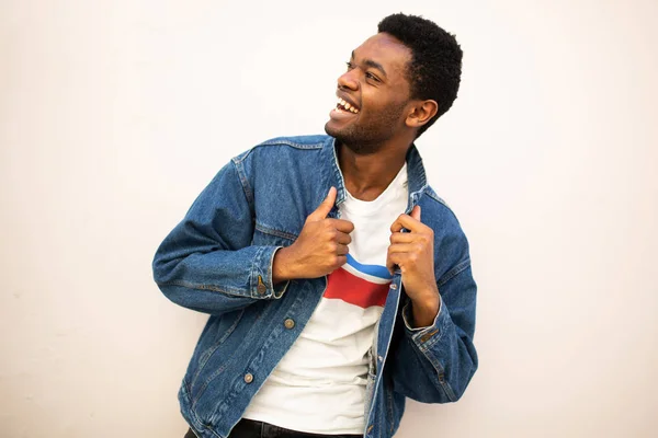 Portret Modieuze Jonge Afro Amerikaanse Man Lachen Met Denim Jas — Stockfoto