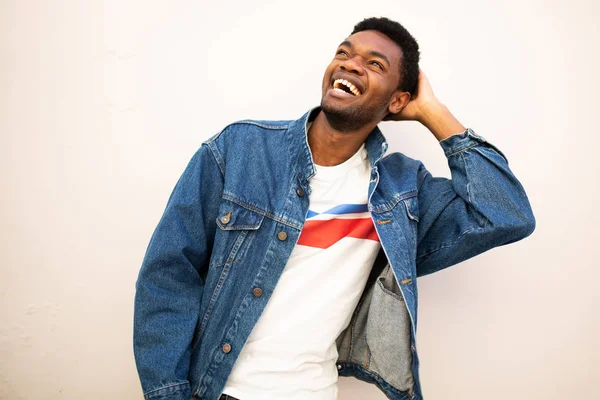Retrato Hombre Afroamericano Feliz Riendo Con Mano Detrás Cabeza Por —  Fotos de Stock