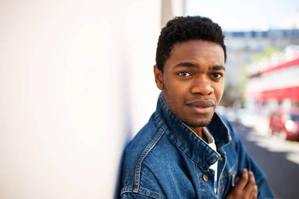 Nahaufnahme Porträt Eines Jungen Afrikanisch Amerikanischen Mannes Der Draußen Einer — Stockfoto