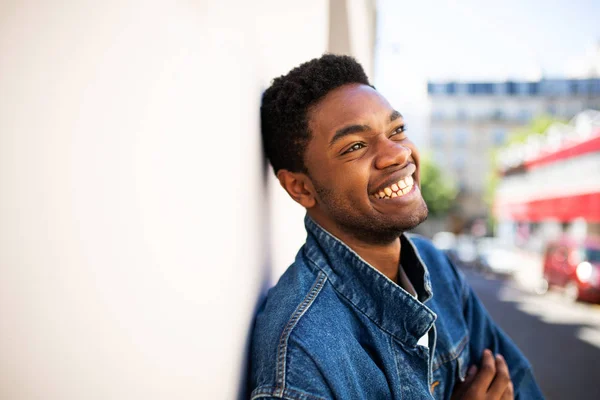 Zblízka Boční Portrét Mladého Afrického Američana Smějící Venku Bílé Zdi — Stock fotografie