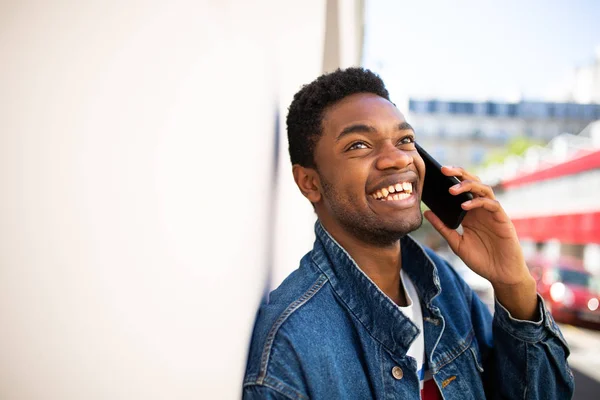 Крупный Боковой Портрет Счастливого Молодого Африканца Разговаривающего Сотовым Улице Белой — стоковое фото