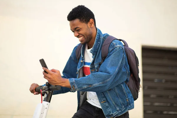 Porträt Eines Lächelnden Afrikanisch Amerikanischen Mannes Mit Handy Und Roller — Stockfoto