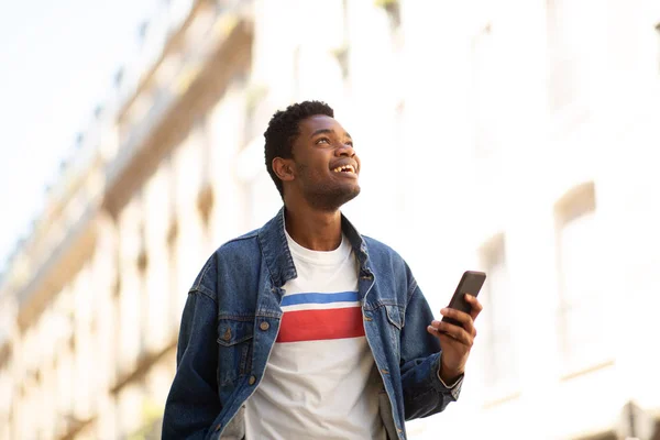 Retrato Del Hombre Afroamericano Feliz Sosteniendo Teléfono Celular Ciudad — Foto de Stock