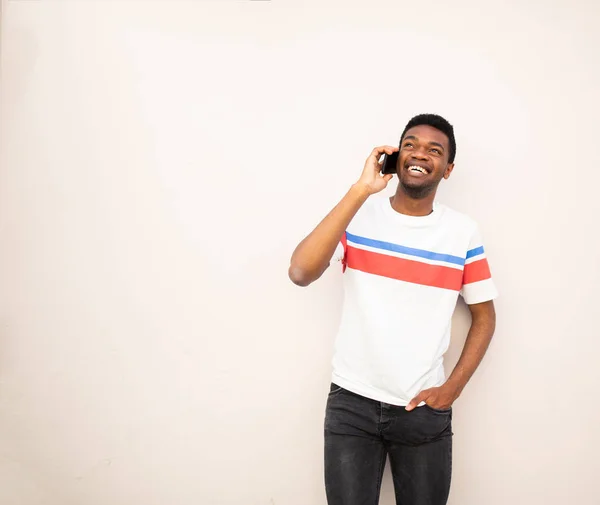 Retrato Sorrindo Afro Americano Homem Por Branco Parede Falando Com — Fotografia de Stock