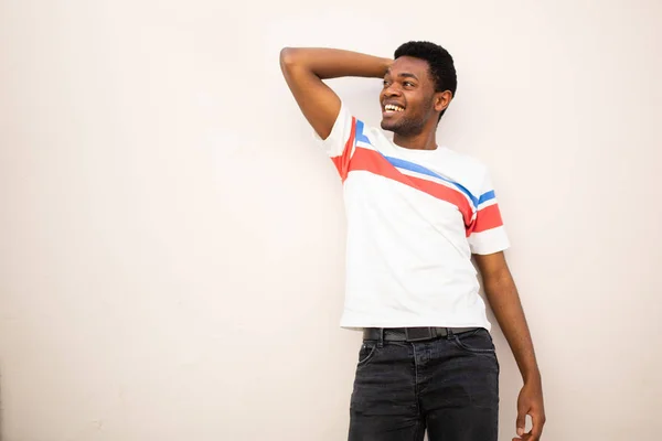 Portret Jonge Afrikaanse Amerikaanse Man Lachen Met Hand Achter Hoofd — Stockfoto