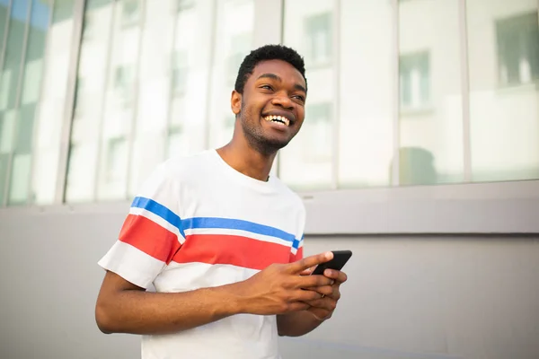 Detail Portrét Mladého Usmívajícího Afrického Američana Kráčejícího Mobilním Telefonem — Stock fotografie