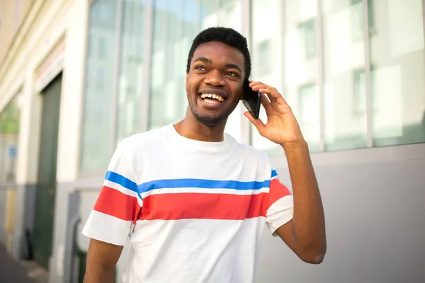 Close Retrato Jovem Sorridente Homem Afro Americano Andando Conversando Com — Fotografia de Stock