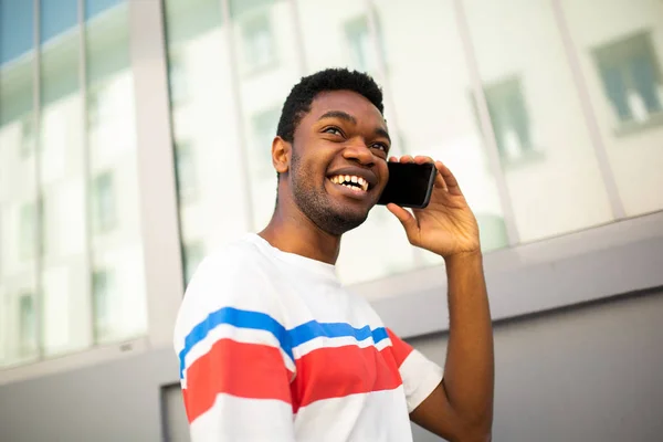 Detailní Záběr Portrét Mladého Usmívajícího Afrického Američana Kráčející Mluvící Mobilním — Stock fotografie