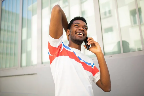 Retrato Cerca Joven Afroamericano Sonriente Caminando Hablando Con Celular Ciudad —  Fotos de Stock