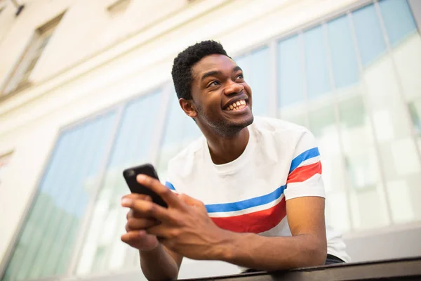 Portrét Šťastného Mladého Černocha Mobilním Telefonem Venku Městě — Stock fotografie