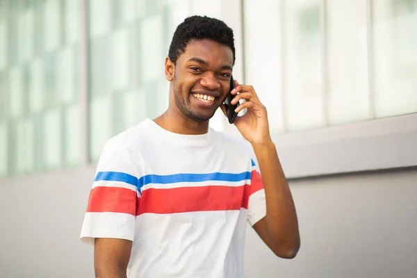 Portrait Jeune Homme Noir Souriant Tout Parlant Avec Téléphone Portable — Photo