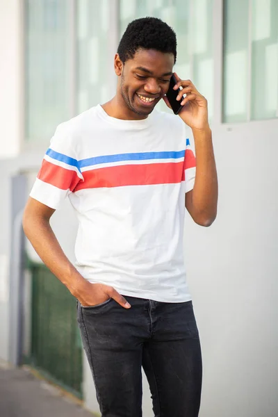 Portret Gelukkige Jonge Zwarte Man Lopen Praten Met Mobiele Telefoon — Stockfoto