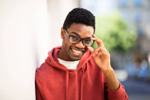 Detail Portrét Usmívajícího Mladého Černocha Brýlemi Stojící Venku — Stock fotografie