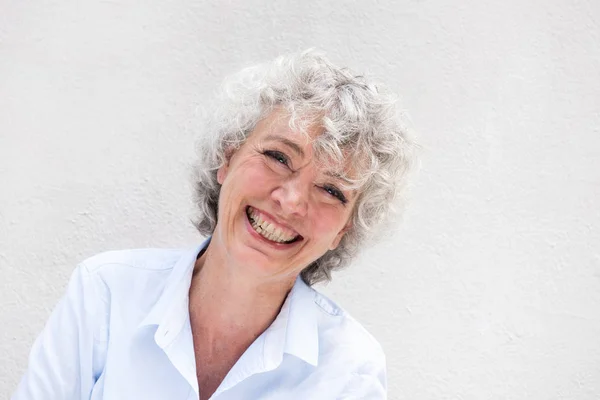 Zamknij Horyzontalny Portret Uśmiechniętej Starszej Kobiety Białym Tle — Zdjęcie stockowe