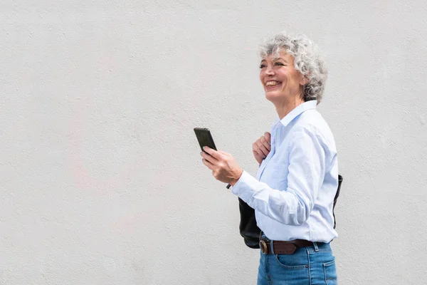 Retrato Lateral Mujer Mayor Feliz Caminando Con Bolso Teléfono Celular — Foto de Stock