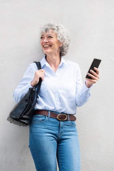 Retrato Mujer Mayor Apoyada Pared Blanca Con Bolsa Teléfono Celular —  Fotos de Stock