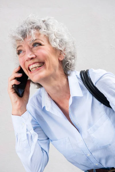 Close Retrato Mulher Mais Velha Feliz Conversando Com Telefone Móvel — Fotografia de Stock