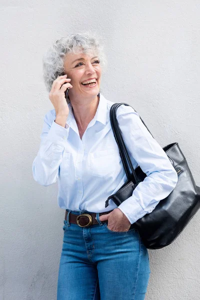 Porträtt Medelålders Kvinna Ler Och Talar Med Mobiltelefon Vit Stående — Stockfoto