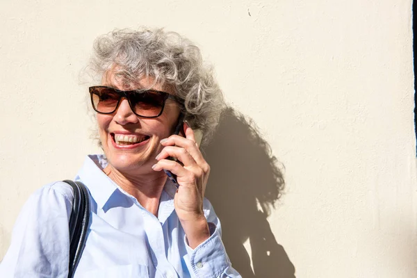 Närbild Porträtt Lycklig Medelålders Kvinna Med Solglasögon Talar Med Mobiltelefon — Stockfoto