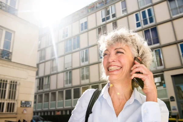 Şehirde Cep Telefonuyla Konuşan Mutlu Yaşlı Kadının Portresini Kapat — Stok fotoğraf