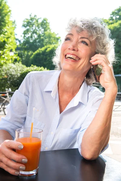 Portrait Femme Âgée Heureuse Assise Café Extérieur Parlant Avec Téléphone — Photo