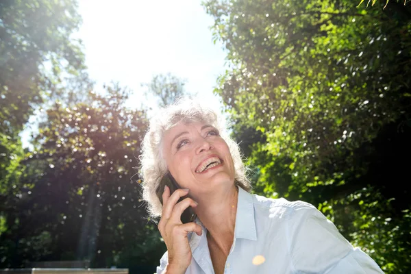 Närbild Porträtt Leende Medelålders Kvinna Prata Med Mobiltelefon Parken Sommardagen — Stockfoto