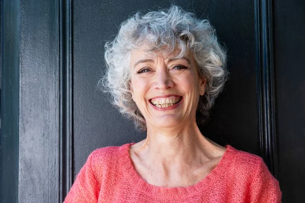 Gri Kıvırcık Saçlı Mutlu Orta Yaşlı Kadının Portresini Kapat — Stok fotoğraf