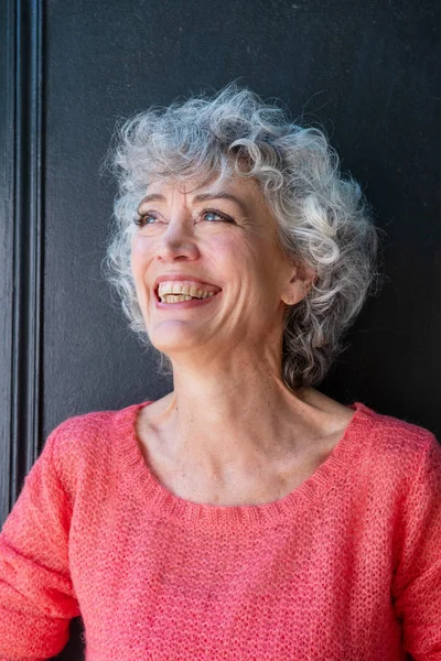 Çekici Gülümseyen Orta Yaşlı Bir Kadının Portresi — Stok fotoğraf