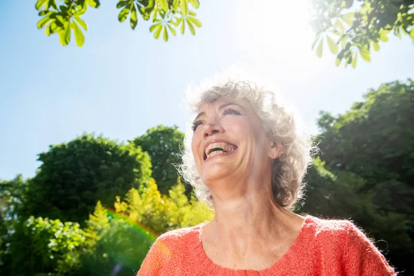 Närbild Porträtt Lycklig Medelålders Kvinna Skrattar Utanför — Stockfoto