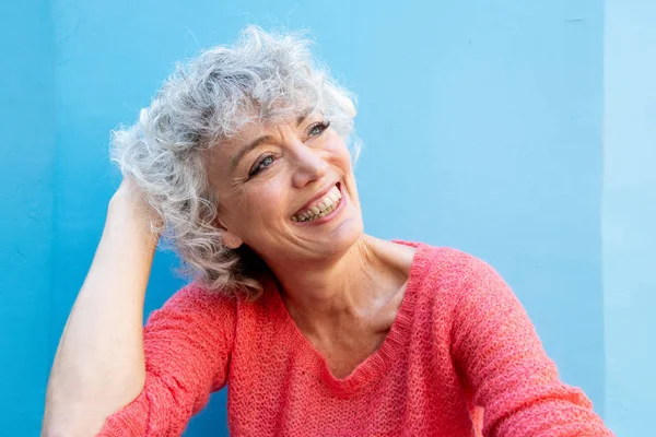 Portret Van Gelukkige Oudere Vrouw Glimlachend Door Blauwe Muur — Stockfoto