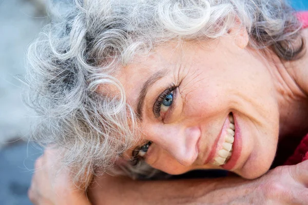 Gülümseyen Orta Yaşlı Çekici Bir Kadının Yakın Portresi — Stok fotoğraf