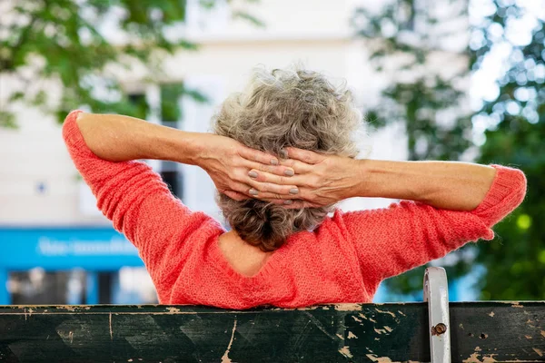 Portret Din Spatele Unei Femei Vârstă Mijlocie Care Stă Bancă — Fotografie, imagine de stoc