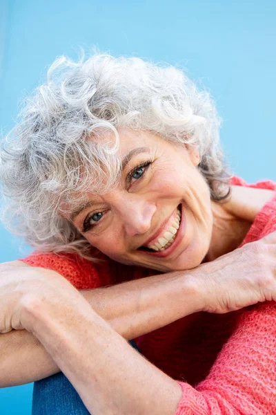 Närbild Porträtt Vackra Äldre Kvinna Ler Blå Vägg — Stockfoto