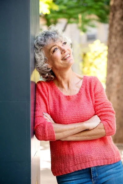 Portrait Séduisante Femme Âgée Appuyée Contre Mur Souriant Avec Les — Photo