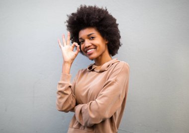 Kapalı portre güzel siyah kadın afro saçlı ve el yazısı gri arka planda.