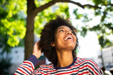Kapalı portre. Güzel siyah kadın. El afro saçı var.
