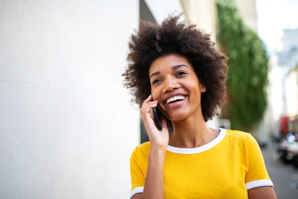 Retrato Jovem Mulher Africana Americana Sorridente Conversando Com Telefone Celular — Fotografia de Stock