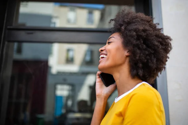 Retrato Cerca Una Joven Afroamericana Sonriente Hablando Con Teléfono Móvil — Foto de Stock