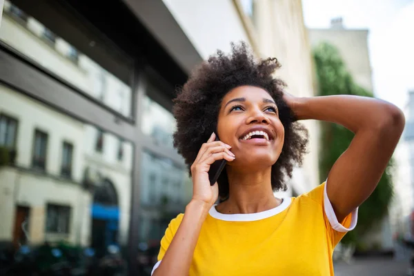 Närbild Porträtt Lycklig Afrikansk Amerikansk Ung Kvinna Talar Med Telefon — Stockfoto