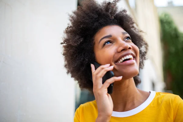 Närbild Porträtt Lycklig Afrikansk Amerikansk Ung Kvinna Talar Med Mobiltelefon — Stockfoto