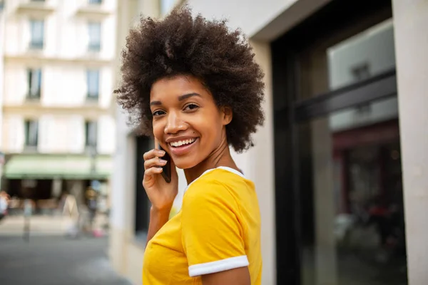 Primer Plano Retrato Hermosa Joven Afroamericana Mujer Hablando Con Teléfono — Foto de Stock