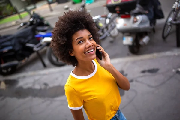 Portrait Smiling African American Young Woman Walking Talking Mobile Phone — Stock Photo, Image