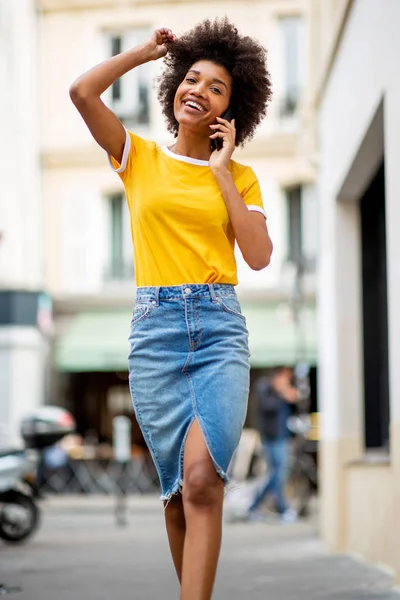 Portrait Carefree Happy Young Black Woman Walking Talking Mobile Phone — Stock Photo, Image