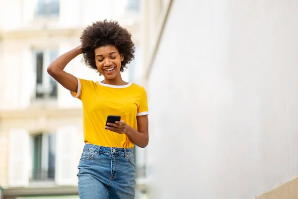 Retrato Joven Mujer Negra Fresca Feliz Mirando Teléfono Celular Mientras — Foto de Stock