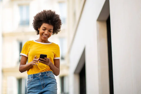 Porträtt Vacker Glad Ung Afrikansk Amerikansk Kvinna Promenader Med Mobiltelefon — Stockfoto