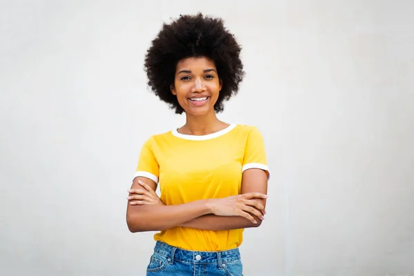 Retrato Una Hermosa Joven Afroamericana Sonriendo Con Los Brazos Cruzados —  Fotos de Stock