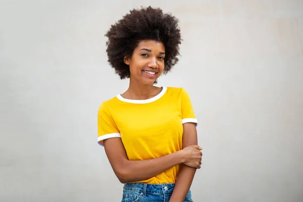 Porträtt Leende Ung Svart Kvinna Med Afro Frisyr Poserar Vit — Stockfoto
