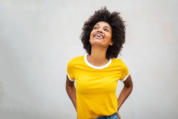 Retrato Alegre Joven Negra Mirando Hacia Arriba —  Fotos de Stock