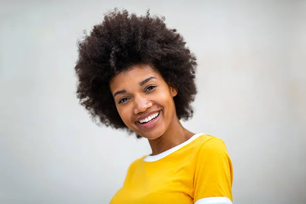 Närbild Porträtt Vackra Unga Svarta Kvinna Ler Vit Bakgrund — Stockfoto
